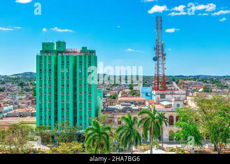 Vista aerea dell'Hotel Santa Clara Libre (edificio verde più alto) e del quartiere Parque Leoncio Vidal, monumento nazionale. 11 dicembre 2021 Foto Stock