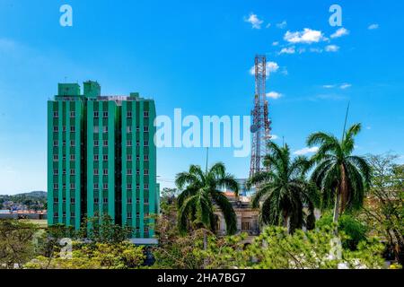 Vista aerea dell'Hotel Santa Clara Libre (edificio verde più alto) e del quartiere Parque Leoncio Vidal, monumento nazionale. 11 dicembre 2021 Foto Stock