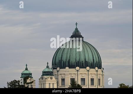 Vienna, Austria. Il cimitero centrale di Vienna. Cupola della chiesa cimitero di San Karl Borromeo (Chiesa Lueger) sul cimitero centrale Foto Stock