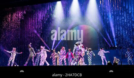 Dicembre 9, 2021, New York, New York, Stati Uniti: I membri del Kinjaz Dance Crew e cast eseguire Winter Wonderland atto durante la prova di media vestire per â€˜TWAS LA NOTTE PRIMA... di Cirque du Soleil al MSG Hulu Theatre. Il Cirque du Soleil torna questa stagione di festa al Teatro Hulu per una serie limitata di 28 spettacoli. (Credit Image: © Lev Radin/Pacific Press via ZUMA Press Wire) Foto Stock