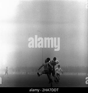 Warszawa, 1969-11-23. Mecz pi³ki no¿nej rundy jesiennej rozgrywek ligowych w sezonie 1969/1970 Gwardia Warszawa - Zag³êbie Sosnowiec, na stadionie Gwardii (ul.Rac³awicka). Spotkanie zakoñczy³o siê zwyciêstwem Zag³êbia Sosnowiec 2:0 (po golach Andrzeja Jarosika w 10 i 68 min.). Zawodnicy Gwardii w pasiastych koszulkach. kw PAP/Stanis³aw D¹browiecki Varsavia, 23 novembre 1969. Il round autunnale della lega polacca di qualificazione a tra Gwardia Warszawa e Zaglebie Sosnowiec allo stadio Gwardia (in via Raclawicka). Sosnowiec vince dal 2 al 0 (dopo gli obiettivi sparati da Andrzej Jarosik nel 10th Foto Stock