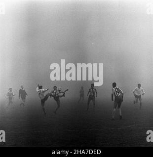 Warszawa, 1969-11-23. Mecz pi³ki no¿nej rundy jesiennej rozgrywek ligowych w sezonie 1969/1970 Gwardia Warszawa - Zag³êbie Sosnowiec, na stadionie Gwardii (ul.Rac³awicka). Spotkanie zakoñczy³o siê zwyciêstwem Zag³êbia Sosnowiec 2:0 (po golach Andrzeja Jarosika w 10 i 68 min.). Zawodnicy Gwardii w pasiastych koszulkach. kw PAP/Stanis³aw D¹browiecki Varsavia, 23 novembre 1969. Il round autunnale della lega polacca di qualificazione a tra Gwardia Warszawa e Zaglebie Sosnowiec allo stadio Gwardia (in via Raclawicka). Sosnowiec vince dal 2 al 0 (dopo gli obiettivi sparati da Andrzej Jarosik nella 10th AN Foto Stock