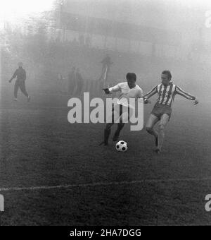Warszawa, 1969-11-23. Mecz pi³ki no¿nej rundy jesiennej rozgrywek ligowych, w sezonie 1969/1970, Gwardia Warszawa - Zag³êbie Sosnowiec, na stadionie Gwardii (ul.Rac³awicka). Spotkanie zakoñczy³o siê zwyciêstwem Zag³êbia Sosnowiec 2:0 (po golach Andrzeja Jarosika w 10 i 68 min.). Zawodnicy Gwardii w pasiastych koszulkach. kw PAP/Stanis³aw D¹browiecki Varsavia, 23 novembre 1969. Una partita di calcio autunnale 1969 tra Gwardia Warsaw e Zaglebie Sosnowiec allo stadio Gwardia in via Raclawicka. La partita è stata vinta da Zaglebie Sosnowiec dal 2 al 0 (Andrzej Jarosik ha segnato gol nel 10th e. Foto Stock