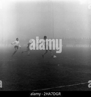Warszawa, 1969-11-23. Mecz pi³ki no¿nej rundy jesiennej rozgrywek ligowych w sezonie 1969/1970 Gwardia Warszawa - Zag³êbie Sosnowiec, na stadionie Gwardii (ul.Rac³awicka). Spotkanie zakoñczy³o siê zwyciêstwem Zag³êbia Sosnowiec 2:0 (po golach Andrzeja Jarosika w 10 i 68 min.). Zawodnicy Gwardii w pasiastych koszulkach. kw PAP/Stanis³aw D¹browiecki Varsavia, 23 novembre 1969. Il round autunnale della lega polacca di qualificazione a tra Gwardia Warszawa e Zaglebie Sosnowiec allo stadio Gwardia (in via Raclawicka). Sosnowiec vince dal 2 al 0 (dopo gli obiettivi sparati da Andrzej Jarosik nella 10th AN Foto Stock