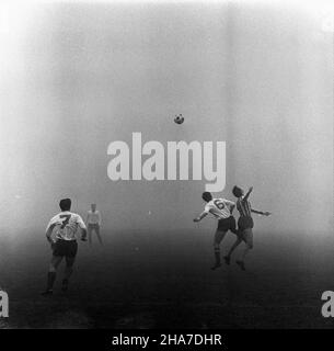 Warszawa, 1969-11-23. Mecz pi³ki no¿nej rundy jesiennej rozgrywek ligowych, w sezonie 1969/1970, Gwardia Warszawa - Zag³êbie Sosnowiec, na stadionie Gwardii (ul.Rac³awicka). Spotkanie zakoñczy³o siê zwyciêstwem Zag³êbia Sosnowiec 2:0 (po golach Andrzeja Jarosika w 10 i 68 min.). Zawodnicy Gwardii w pasiastych koszulkach. kw PAP/Stanis³aw D¹browiecki Varsavia, 23 novembre 1969. Una partita di calcio autunnale 1969 tra Gwardia Warsaw e Zaglebie Sosnowiec allo stadio Gwardia in via Raclawicka. La partita è stata vinta da Zaglebie Sosnowiec dal 2 al 0 (Andrzej Jarosik ha segnato gol nel 10th e. Foto Stock