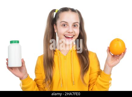 ragazza scegliere tra frutta d'arancia e pillola di vitamina in vaso bottiglia isolato su bianco, multivitaminici. Foto Stock