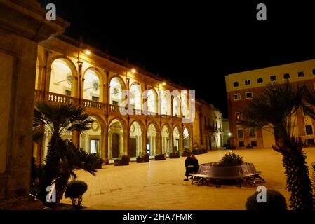 Illuminata piazza principale di Marsala di notte in provincia di Trapani, Sicilia, Italia. Foto Stock
