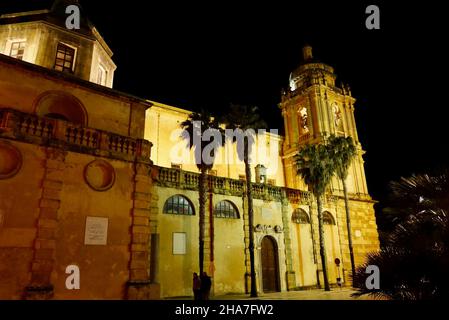 Cattedrale illuminata di Marsala di notte in provincia di Trapani, Sicilia, Italia. Foto Stock