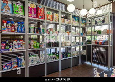 Minsk, Bielorussia - 29 novembre 2021: Interno di un negozio che vende prodotti chimici per la casa e cosmetici in rack con merci Foto Stock