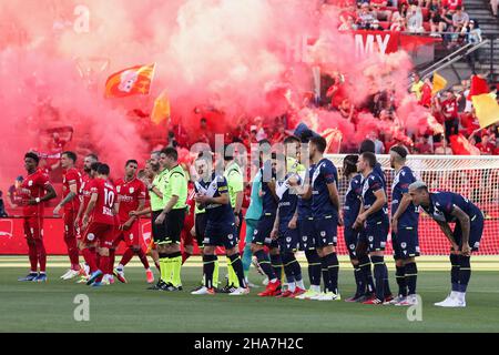 Adelaide, Australia, 11 dicembre 2021. Smoke è visto come giocatori corrono sul campo durante il round 3 A-League di calcio partita tra Adelaide United e Melbourne Victory FC al Coopers Stadium il 11 dicembre 2021 ad Adelaide, Australia. Credit: Peter Mundy/Speed Media/Alamy Live News Foto Stock