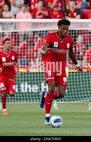 Adelaide, Australia, 11 dicembre 2021. Kusini Yengi di Adelaide United controlla la palla durante il round 3 Della partita di calcio A-League tra Adelaide United e Melbourne Victory FC al Coopers Stadium il 11 dicembre 2021 ad Adelaide, Australia. Credit: Peter Mundy/Speed Media/Alamy Live News Foto Stock