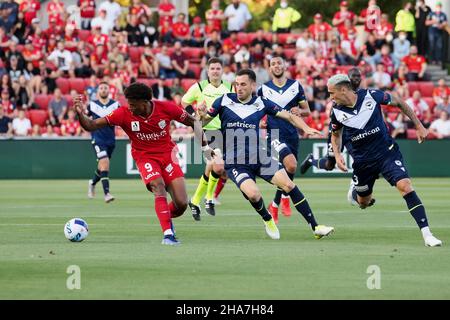 Adelaide, Australia, 11 dicembre 2021. Kusini Yengi di Adelaide United controlla la palla durante il round 3 Della partita di calcio A-League tra Adelaide United e Melbourne Victory FC al Coopers Stadium il 11 dicembre 2021 ad Adelaide, Australia. Credit: Peter Mundy/Speed Media/Alamy Live News Foto Stock