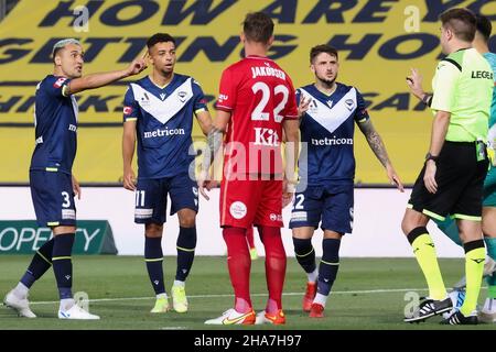 Adelaide, Australia, 11 dicembre 2021. Davidson of Melbourne Victory fa appello all'arbitro durante il round 3 Della partita di calcio A-League tra l'Adelaide United e il Melbourne Victory FC al Coopers Stadium il 11 dicembre 2021 ad Adelaide, Australia. Credit: Peter Mundy/Speed Media/Alamy Live News Foto Stock