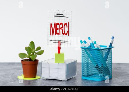 Didascalia concettuale Merci. Concetto di business ciò che viene detto o risposta quando qualcuno vi aiuta in Francia grazie Tidy Workspace Setup scrivere Strumenti di scrivania Foto Stock