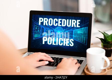 Ispirazione che mostra le politiche della procedura di firma. Business showcase Steps to Guiding Principles regole e regolamenti scrivere a mano sul laptop accanto al caffè Foto Stock