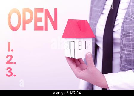 Il segnale mostra aperto. Internet Concept nuovo inizio Business venture passage che permette l'accesso disponibile uomo che presenta il contratto d'affitto della casa in vestito Foto Stock