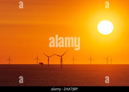 Vordingborg: Kriegers Flak, turbine eoliche, stazione di conversione offshore, Mar Baltico, alba, A Moens Klint, Moen, Danimarca Foto Stock