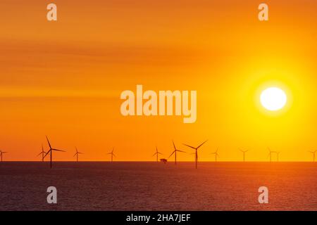 Vordingborg: Kriegers Flak, turbine eoliche, stazione di conversione offshore, Mar Baltico, alba, A Moens Klint, Moen, Danimarca Foto Stock