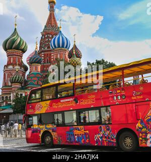 Tour panoramico della città di Mosca in autobus Hop on Hop Off a due piani rosso in tutto il mondo. Cattedrale di San Basilio sulla Piazza Rossa. Foto Stock
