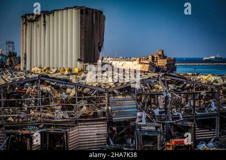 BEIURT, LIBANO - 06 agosto 2020: Il porto di Beirut con edifici danneggiati distrutti dopo l'esplosione del 4th agosto Foto Stock