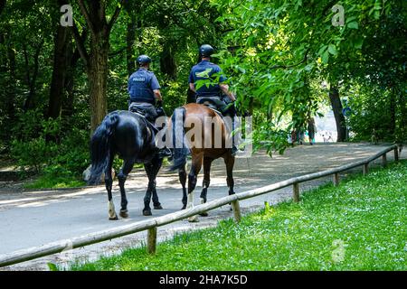 Due poliziotti sui loro cavalli, hanno montato la polizia su un sentiero nel Giardino Inglese di Monaco. Foto Stock