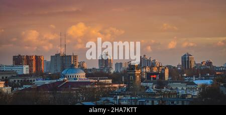 Vista dall'alto della città al tramonto. Sera Odessa si affaccia sulla stazione ferroviaria. Cielo spettacolare sulle strade della città. Vista aerea panorama tramonto Foto Stock