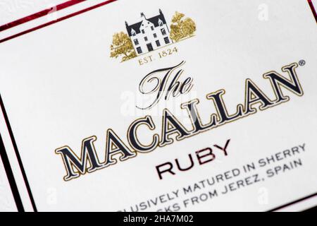 EDIMBURGO, SCOZIA - 10 DICEMBRE 2021: Scatola DI WHISKY MACALLAN single malto scotch Foto Stock