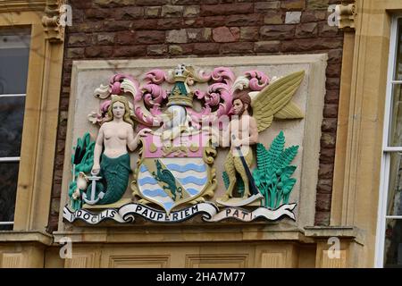 Bristol, Regno Unito. 11th Dic 2021. In una mattinata mite e umida un grande Banner bianco con felice Colston andato è stato fissato sulla parete anteriore del Merchant Hall sul lungomare clifton a Bristol. Si tratta della caduta della statua di Colston nella città un anno fa. Questa è la vigilia del processo di otto giorni impostato per iniziare il Lunedi.Merchants Hall è la sede della società delle imprese mercantili. Credit: Robert Timoney/Alamy Live News Foto Stock