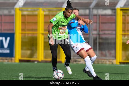 Pomigliano, Italia. 11th Dic 2021. Sole Jaimes (99) Napoli Femminile e Liucija Vaitukaityte (20) Pomigliano Calcio Femminile durante il Calcio Italiano Seria A Women 2021/2022 match tra Pomigliano Femminile vs Napoli Femminile il 11 dicembre 2021 allo Stadio Ugo Gobbato di Pomigliano Italia Credit: Agenzia Foto indipendente/Alamy Live News Foto Stock