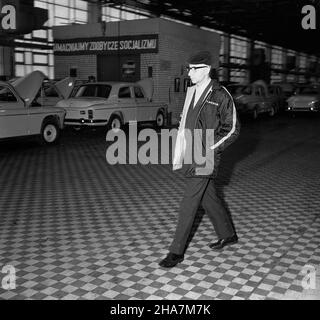 Warszawa, 1969-11-21. Fabryka samochodów Osobowych (UST) na warszawskim ¯eraniu. NZ. nowe samochody marki Warszawa przygotowane do przegl¹du w hali odbioru technego, w tle widoczny napis: Umacniajmy zdobycze socjalizmu. mta PAP/Tadeusz ZagoŸdziñski Varsavia, 21 novembre 1969. L'impianto di produzione di autovetture dell'UST nel distretto di Zeran a Varsavia. Nella foto: Auto nuove marchio Warszawa. Nell'iscrizione posteriore: 'Consolidiamo le conquiste del socialismo'. mta PAP/Tadeusz Zagozdzinski Foto Stock