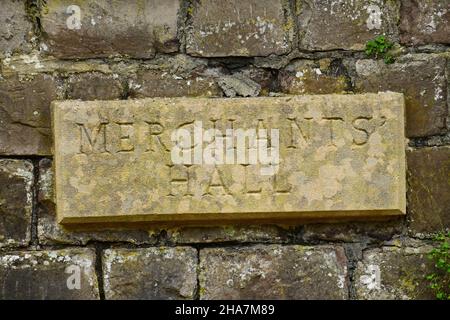 Bristol, Regno Unito. 11th Dic 2021. In una mattinata mite e umida un grande Banner bianco con felice Colston andato è stato fissato sulla parete anteriore del Merchant Hall sul lungomare clifton a Bristol. Si tratta della caduta della statua di Colston nella città un anno fa. Questa è la vigilia del processo di otto giorni impostato per iniziare il Lunedi.Merchants Hall è la sede della società delle imprese mercantili. Credit: Robert Timoney/Alamy Live News Foto Stock