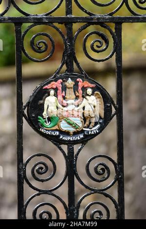 Bristol, Regno Unito. 11th Dic 2021. In una mattinata mite e umida un grande Banner bianco con felice Colston andato è stato fissato sulla parete anteriore del Merchant Hall sul lungomare clifton a Bristol. Si tratta della caduta della statua di Colston nella città un anno fa. Questa è la vigilia del processo di otto giorni impostato per iniziare il Lunedi.Merchants Hall è la sede della società delle imprese mercantili. Credit: Robert Timoney/Alamy Live News Foto Stock