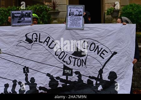 Bristol, Regno Unito. 11th Dic 2021. In una mattinata mite e umida un grande Banner bianco con felice Colston andato è stato fissato sulla parete anteriore del Merchant Hall sul lungomare clifton a Bristol. Si tratta della caduta della statua di Colston nella città un anno fa. Questa è la vigilia del processo di otto giorni impostato per iniziare il Lunedi.Merchants Hall è la sede della società delle imprese mercantili. Credit: Robert Timoney/Alamy Live News Foto Stock