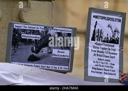 Bristol, Regno Unito. 11th Dic 2021. In una mattinata mite e umida un grande Banner bianco con felice Colston andato è stato fissato sulla parete anteriore del Merchant Hall sul lungomare clifton a Bristol. Si tratta della caduta della statua di Colston nella città un anno fa. Questa è la vigilia del processo di otto giorni impostato per iniziare il Lunedi.Merchants Hall è la sede della società delle imprese mercantili. Credit: Robert Timoney/Alamy Live News Foto Stock