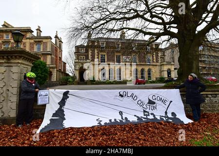Bristol, Regno Unito. 11th Dic 2021. In una mattinata mite e umida un grande Banner bianco con felice Colston andato è stato fissato sulla parete anteriore del Merchant Hall sul lungomare clifton a Bristol. Si tratta della caduta della statua di Colston nella città un anno fa. Questa è la vigilia del processo di otto giorni impostato per iniziare il Lunedi.Merchants Hall è la sede della società delle imprese mercantili. Credit: Robert Timoney/Alamy Live News Foto Stock