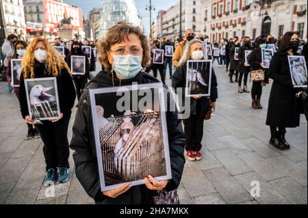 Madrid, Spagna. 11th Dic 2021. Attivisti per i diritti degli animali che trasportano immagini di animali in aziende agricole che protestano contro gli abusi di animali chiamati dal gruppo "Animal Equality" (Igualdad Animal), denunciando l'impatto del bestiame industriale sul pianeta. Credit: Marcos del Maio/Alamy Live News Foto Stock