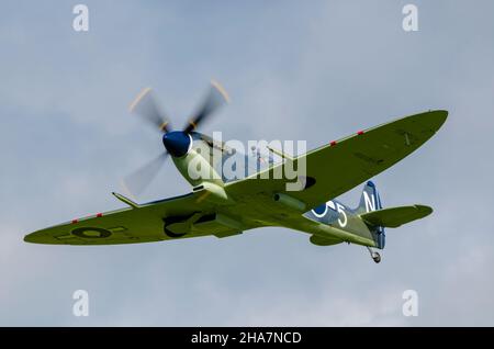 Royal Navy Supermarine Seafire LF.III aereo da caccia decollo da Goodwood Aerodrome per volare nella battaglia del 75th anniversario del Flypassato Gran Bretagna Day Foto Stock