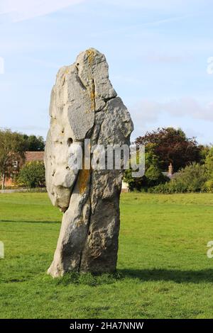 Avebury henge, che ha tre cerchi di pietra tra cui il più grande cerchio di pietra neolitico del mondo. Wiltshire, Regno Unito (vicino a Stonehenge) Foto Stock