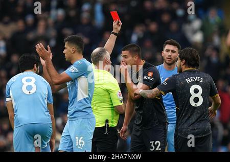 Jonathan Moss, arbitro della partita, mostra una carta rossa dopo una seconda offesa prenotabile a Wolverhampton Wanderers' Raul Jimenez (non raffigurata) durante la partita della Premier League all'Etihad Stadium di Manchester. Data foto: Sabato 11 dicembre 2021. Foto Stock