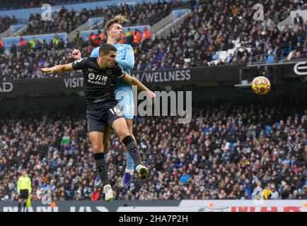 Manchester, Inghilterra, 11th dicembre 2021. Jack Grealish di Manchester City ha un header in nonostante Conor Coady di Wolverhampton Wanderers durante la partita della Premier League all'Etihad Stadium di Manchester. Il credito d'immagine dovrebbe leggere: Andrew Yates / Sportimage Credit: Sportimage/Alamy Live News Foto Stock