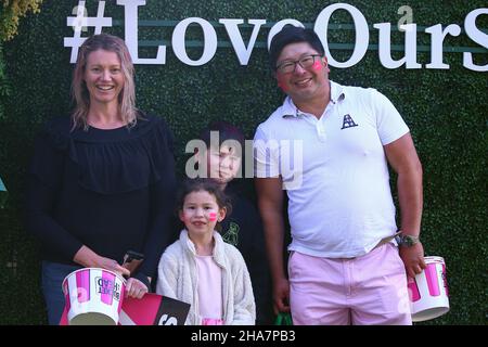 11th dicembre 2021; Sydney Cricket Ground, Sydney, NSW, Australia: BBL Big Bash League Cricket, Sydney Sixers versus Hobart Hurricanes: Una famiglia di appassionati di cricket fuori dallo stadio Credit: Action Plus Sports Images/Alamy Live News Foto Stock