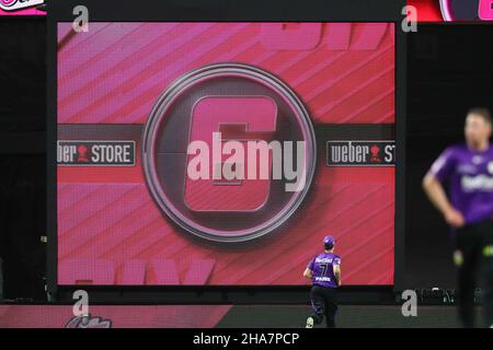 11th dicembre 2021; Sydney Cricket Ground, Sydney, NSW, Australia: BBL Big Bash League Cricket, Sydney Sixers versus Hobart Hurricanes: Sydney Sixers Punteggio sei esecuzioni visualizzate sulla grande tavola credito: Action Plus Sports Images/Alamy Live News Foto Stock