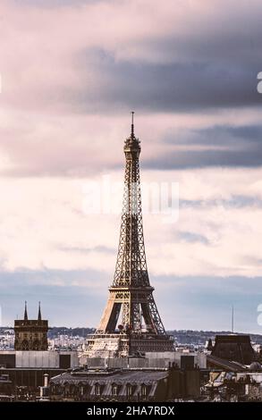 Torre Eiffel dal museo Pompidou. Campi di Marte, Parigi, Francia. Foto Stock