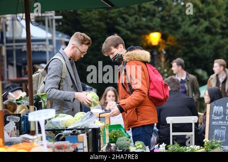 Clifton, Bristol, Regno Unito. 11th Dic 2021. Le persone fanno i loro acquisti pre-Natale in up-market Clifton per le preoccupazioni sulla variante Omicron Covid-19 aumento. Alcune persone indossano maschere all'esterno e altre no. Credit: JMF News/Alamy Live News Foto Stock