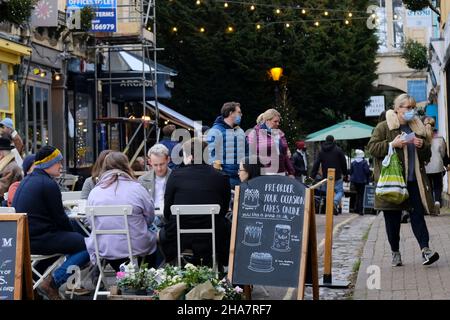 Clifton, Bristol, Regno Unito. 11th Dic 2021. Le persone fanno i loro acquisti pre-Natale in up-market Clifton per le preoccupazioni sulla variante Omicron Covid-19 aumento. Alcune persone indossano maschere all'esterno e altre no. Credit: JMF News/Alamy Live News Foto Stock