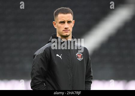 DERBY, GBR. DICEMBRE 11th Jerry Yates di Blackpool durante la partita del campionato Sky Bet tra Derby County e Blackpool al Pride Park di Derby sabato 11th dicembre 2021. (Credit: Jon Hobley | MI News) Credit: MI News & Sport /Alamy Live News Foto Stock