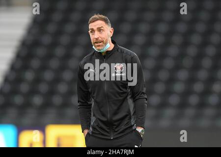 DERBY, GBR. DICEMBRE 11th Richard Keogh di Blackpool durante la partita del campionato Sky Bet tra Derby County e Blackpool al Pride Park, Derby sabato 11th dicembre 2021. (Credit: Jon Hobley | MI News) Credit: MI News & Sport /Alamy Live News Foto Stock