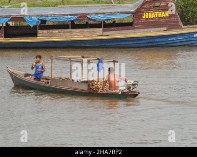 Amazonia, Perù, dicembre - 2017: Trasporto dell'acqua nella foresta pluviale amazzonica, l'inferno verde dell'Amazzonia. Rio delle Amazzoni nella Selva del Perù. Amazzonia. Foto Stock