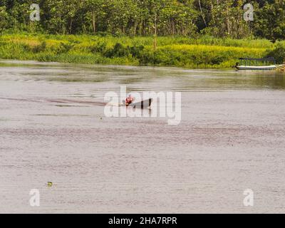 Amazonia, Perù, dicembre - 2017: Trasporto dell'acqua nella foresta pluviale amazzonica, l'inferno verde dell'Amazzonia. Rio delle Amazzoni nella Selva del Perù. Amazzonia. Foto Stock