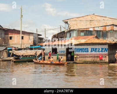 Belen, Perù- Dic 2017: Vita quotidiana sull'acqua nella pianura alluvionale del fiume Itaya, la parte più povera di Iquitos - Belén. Venezia dell'America Latina. Iquitos Foto Stock